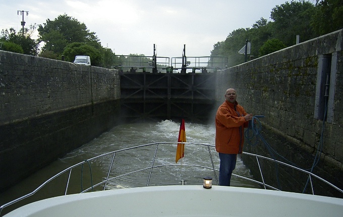 . . . die Schleuse fllt sich.