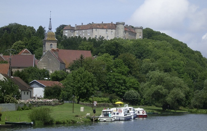 . . . im Hintergrund das Schlo von Ray-sur-Sane.