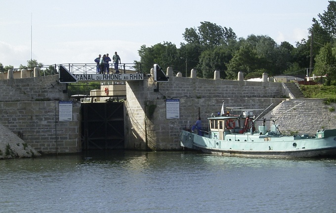 . . . Einfahrt zum Rhein-Rhone-Kanal