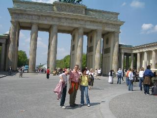 Waltraud, Hans und Conny vor dem Brandenburger-Tor
