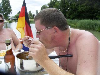 Wegi beim Futtern